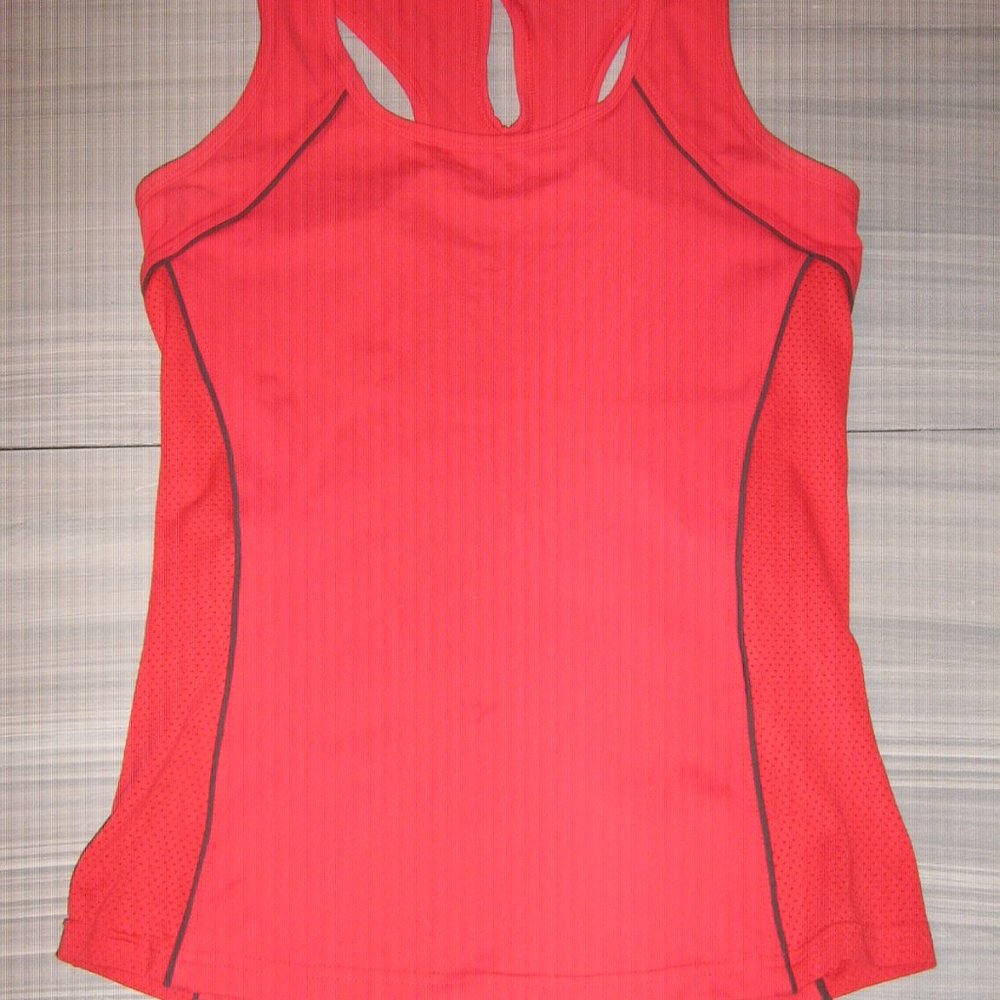 Ladies Red Athletic Top Size Medium. $5.00 AS AN ADD ON